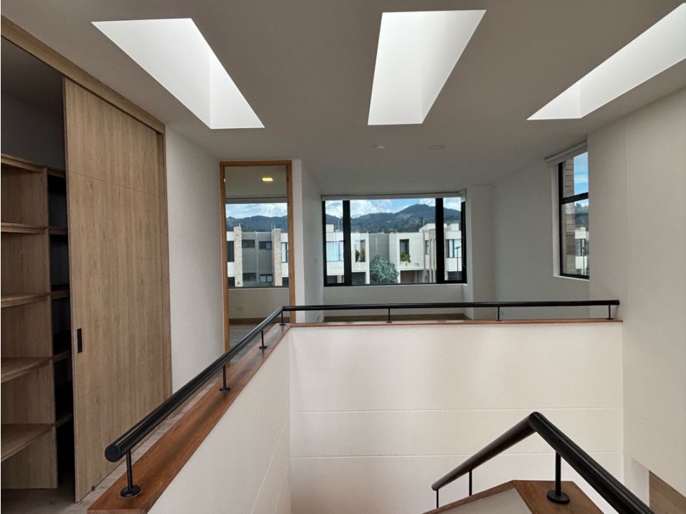 Venta de Casa Vista Panorámica en Parcelación Sajonía Cerca al Túnel — foto 3