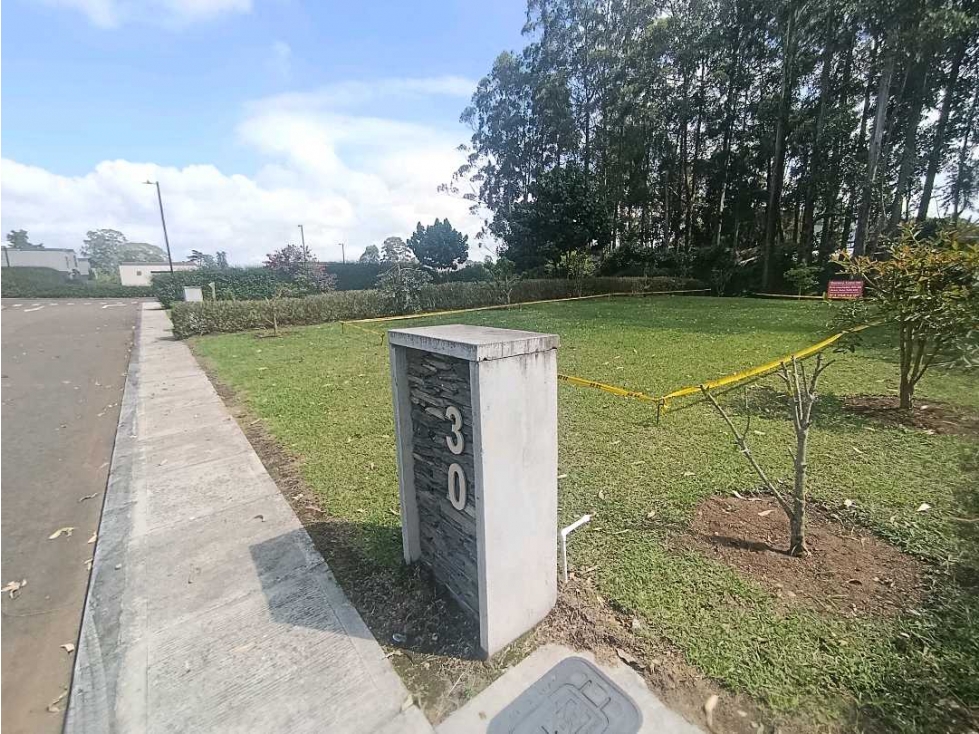 VENDEMOS LOTE DE 342M2 EN UNIDAD CERRADA CON BOSQUE PRIVADO POSTERIOR — foto 2