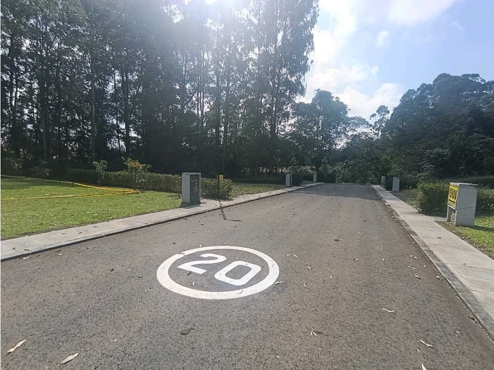 VENDEMOS LOTE DE 342M2 EN UNIDAD CERRADA CON BOSQUE PRIVADO POSTERIOR — foto 3