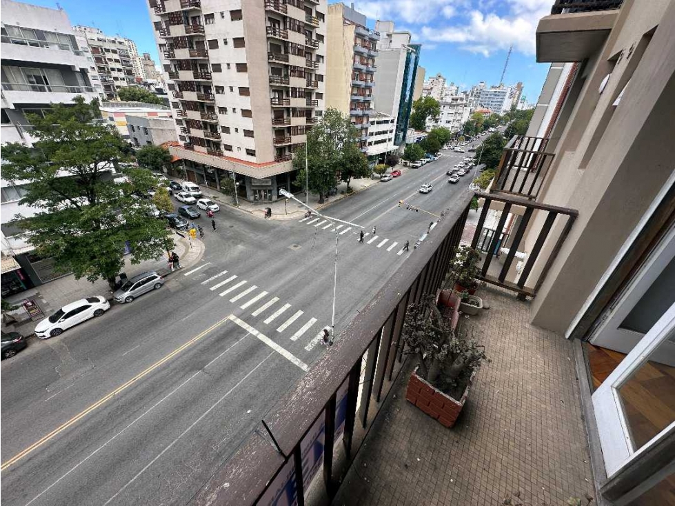 Venta Departamento 2 Amb con balcón a la calle sobre Av. Independencia - 3