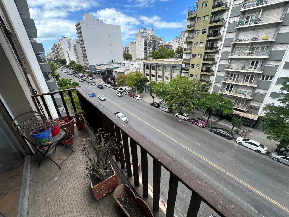 Venta Departamento 2 Amb con balcón a la calle sobre Av. Independencia - 2