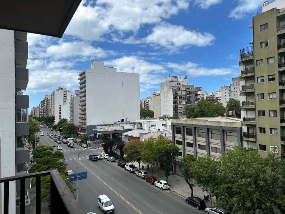 Venta Departamento 2 Amb con balcón a la calle sobre Av. Independencia - 4