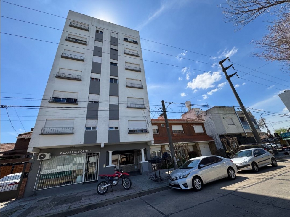 Departamento a metros de Av. Varela en venta - 1