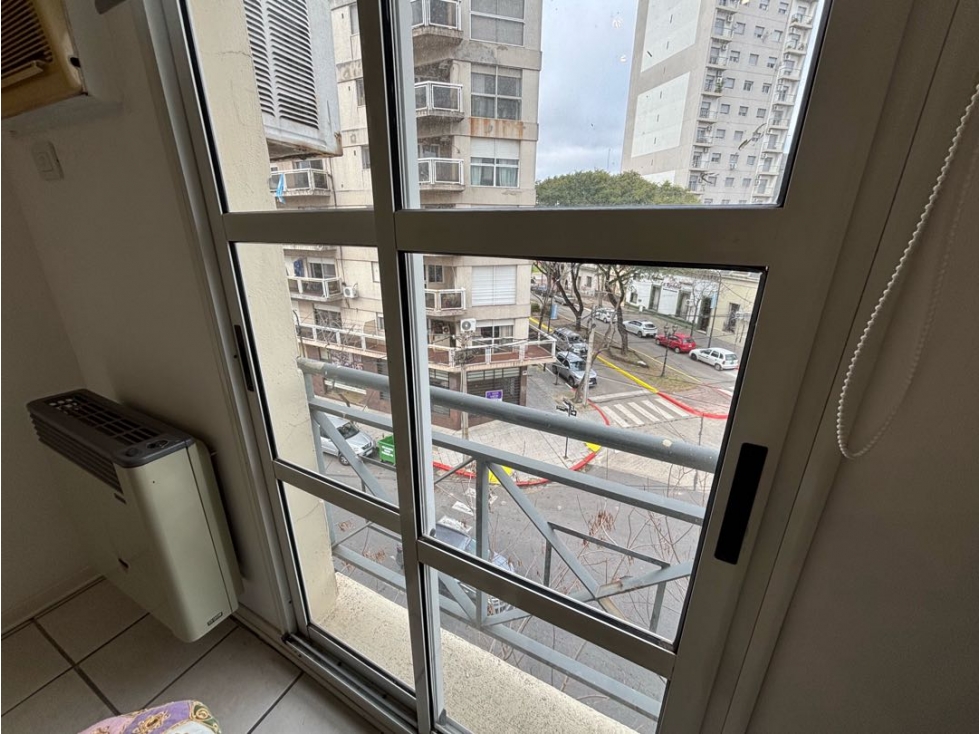 Departamento con dos dormitorios a metros de Av. Rocca en alquiler - 6