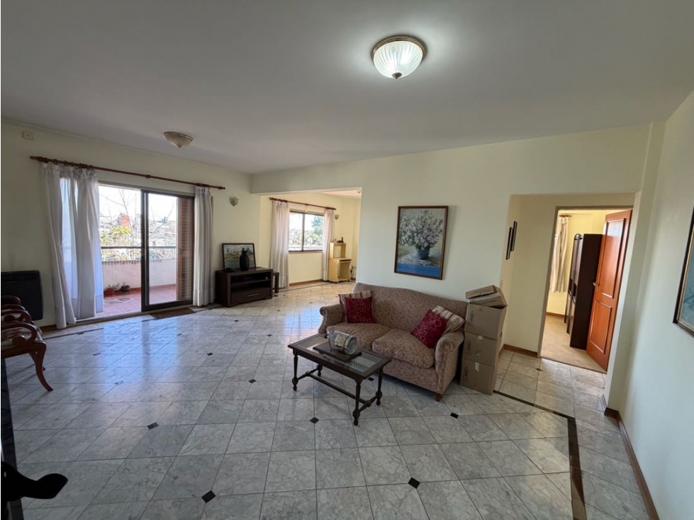 Departamento con tres dormitorios, balcon y cochera en venta - 2