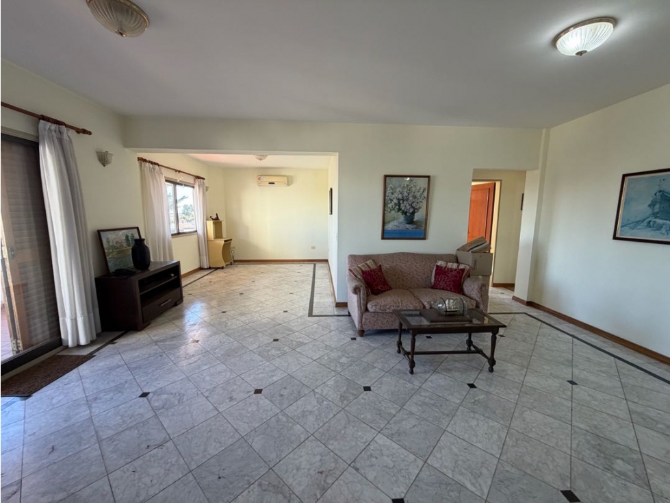 Departamento con tres dormitorios, balcon y cochera en venta - 3