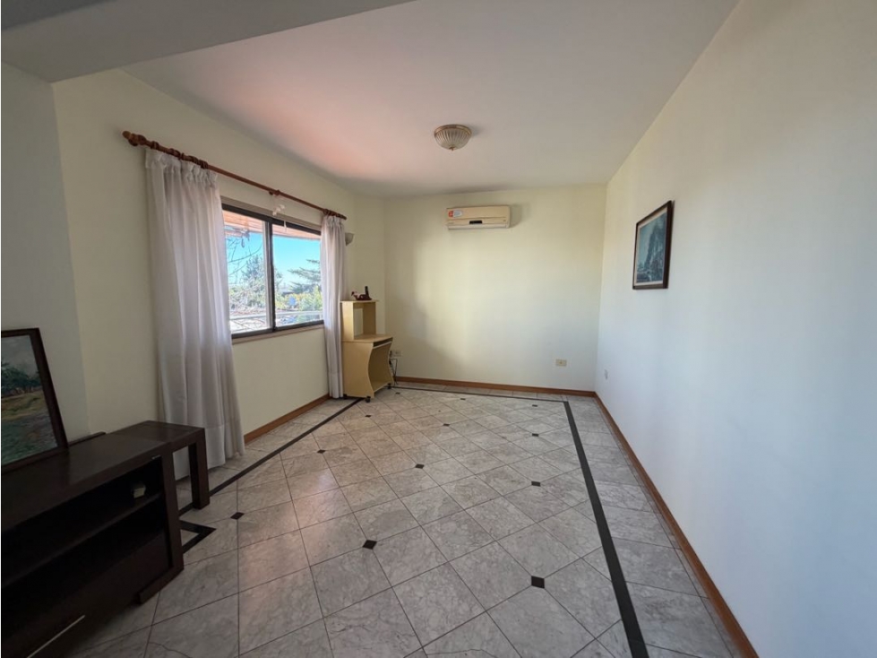 Departamento con tres dormitorios, balcon y cochera en venta - 4