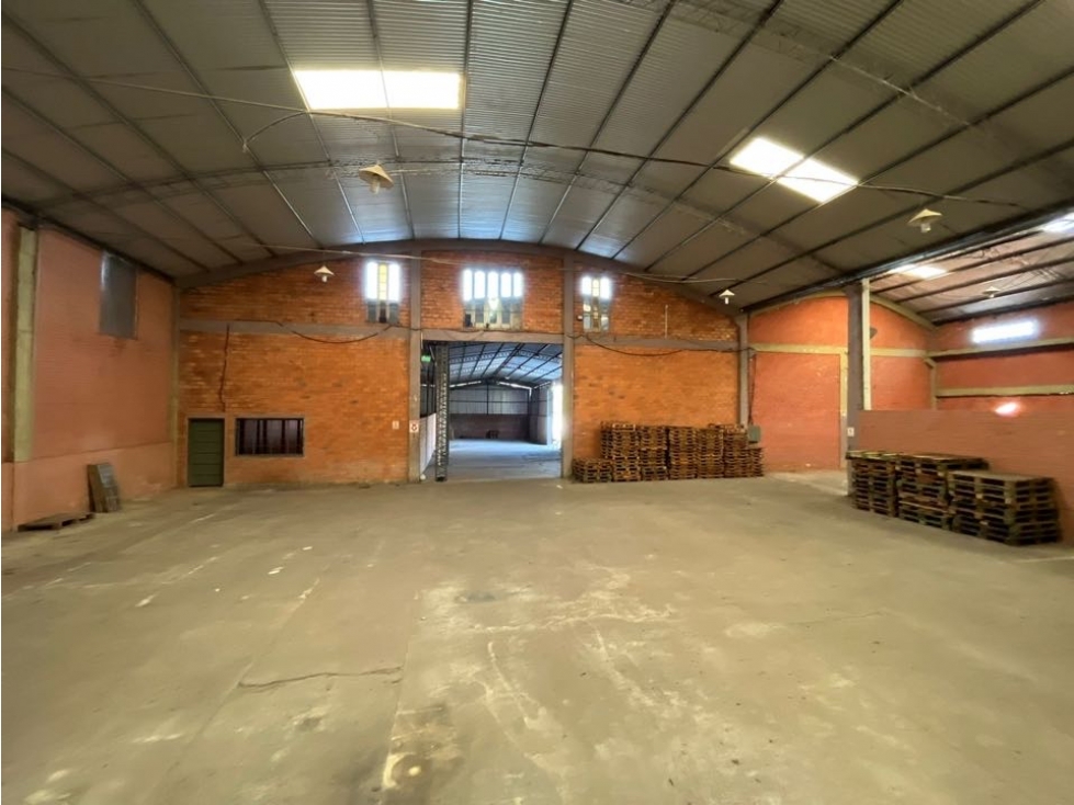 Depósito de 2000m2 para todo tipo de negocio - zona Terminal - 4