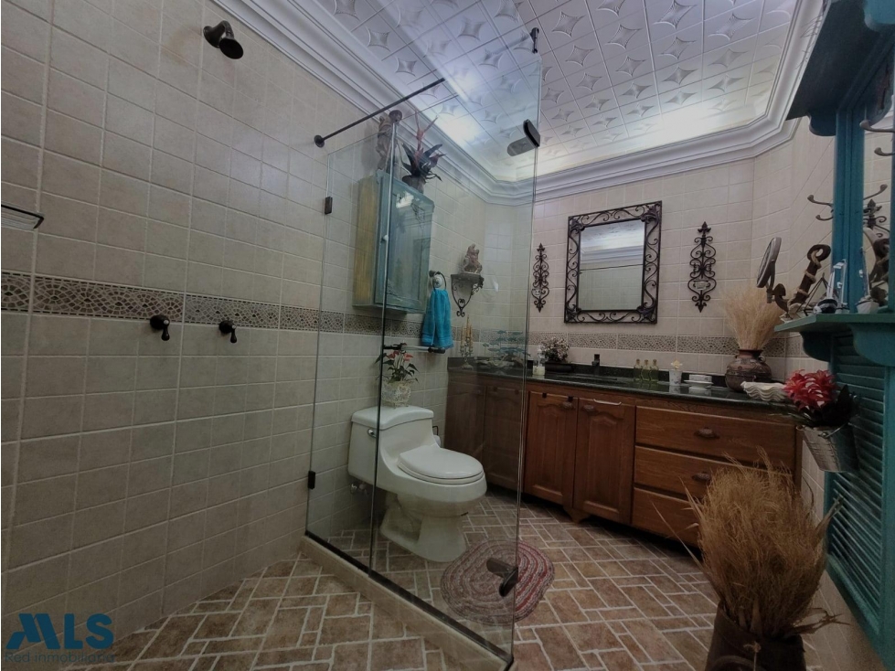 Disfruta de una amplia casa en el corazón de Gira...(MLS#254559) - 3