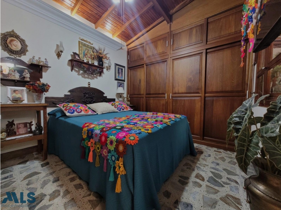 Disfruta de una amplia casa en el corazón de Gira...(MLS#254559) - 2