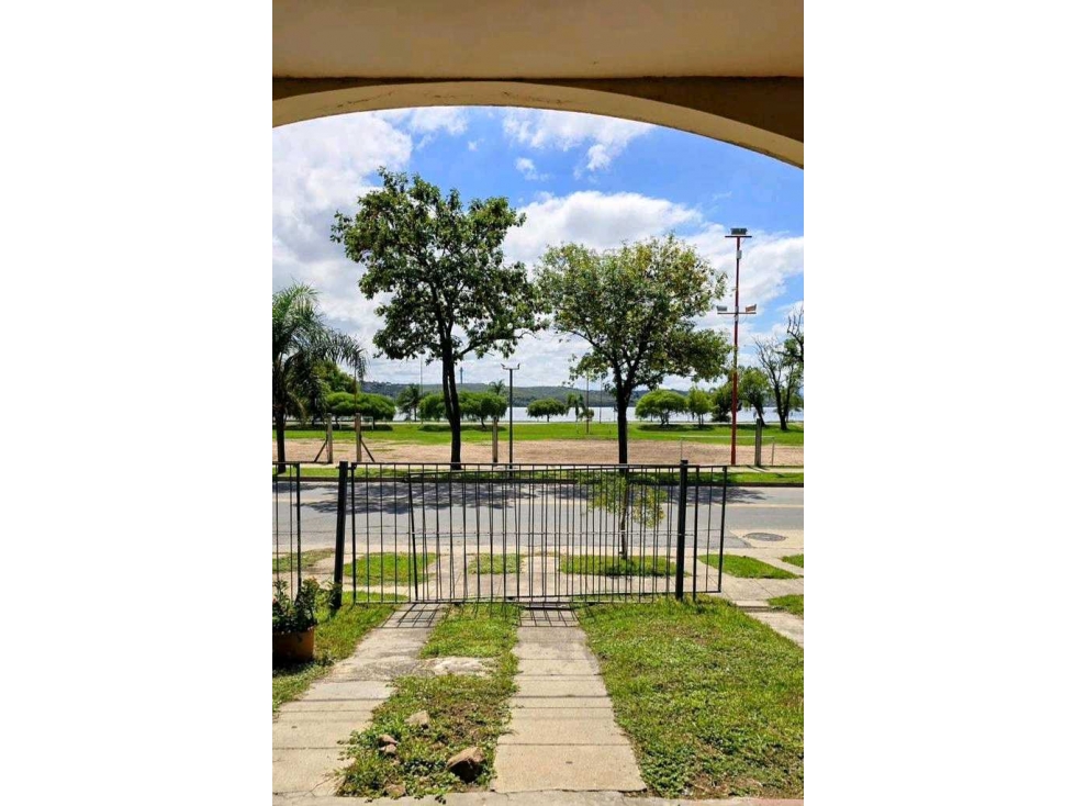 DÚPLEX DE 2 DORMITORIOS SOBRE COSTANERA, CON VISTA AL LAGO