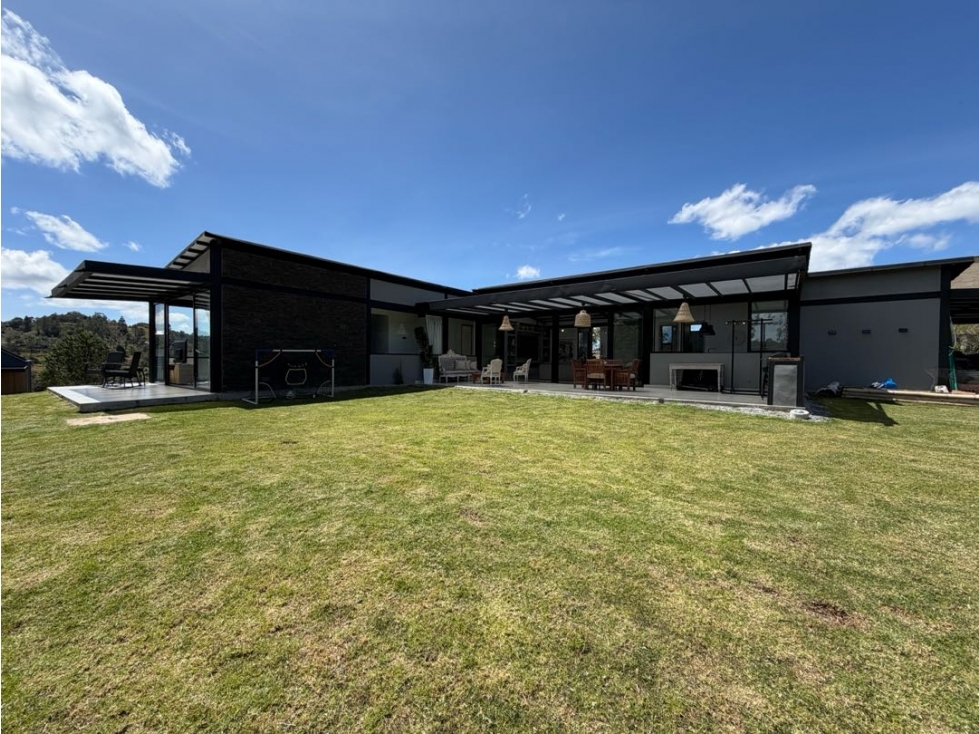 (DT) Hermosa Casa Moderna en el Alto del Escobero (Sin peaje)
