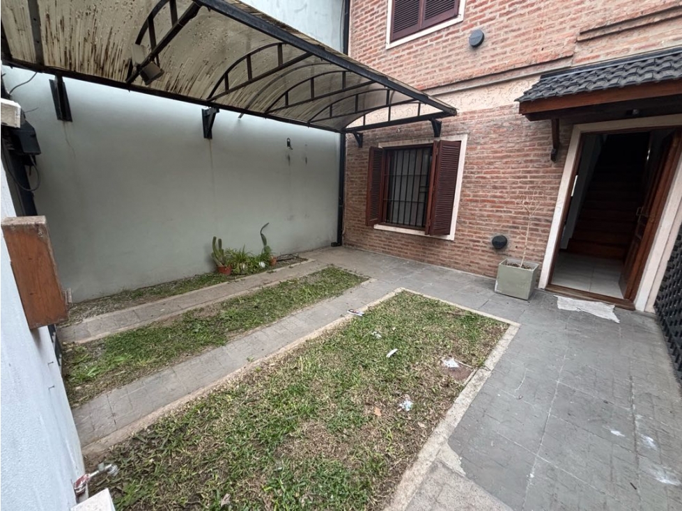 Duplex con tres dormitorios, jardin y cochera en venta - 2