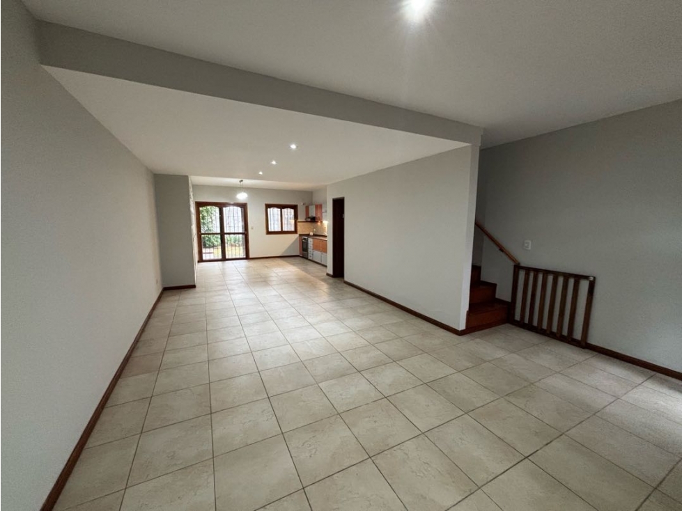 Duplex con tres dormitorios, jardin y cochera en venta - 3