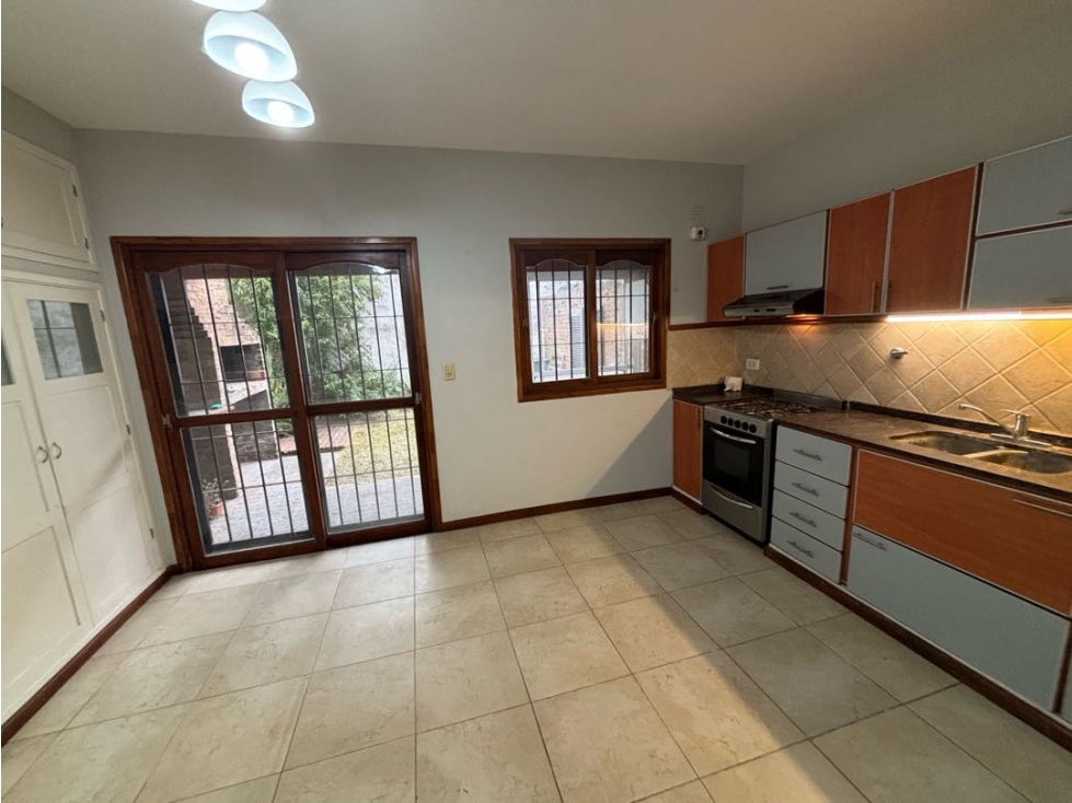 Duplex con tres dormitorios, jardin y cochera en venta - 6
