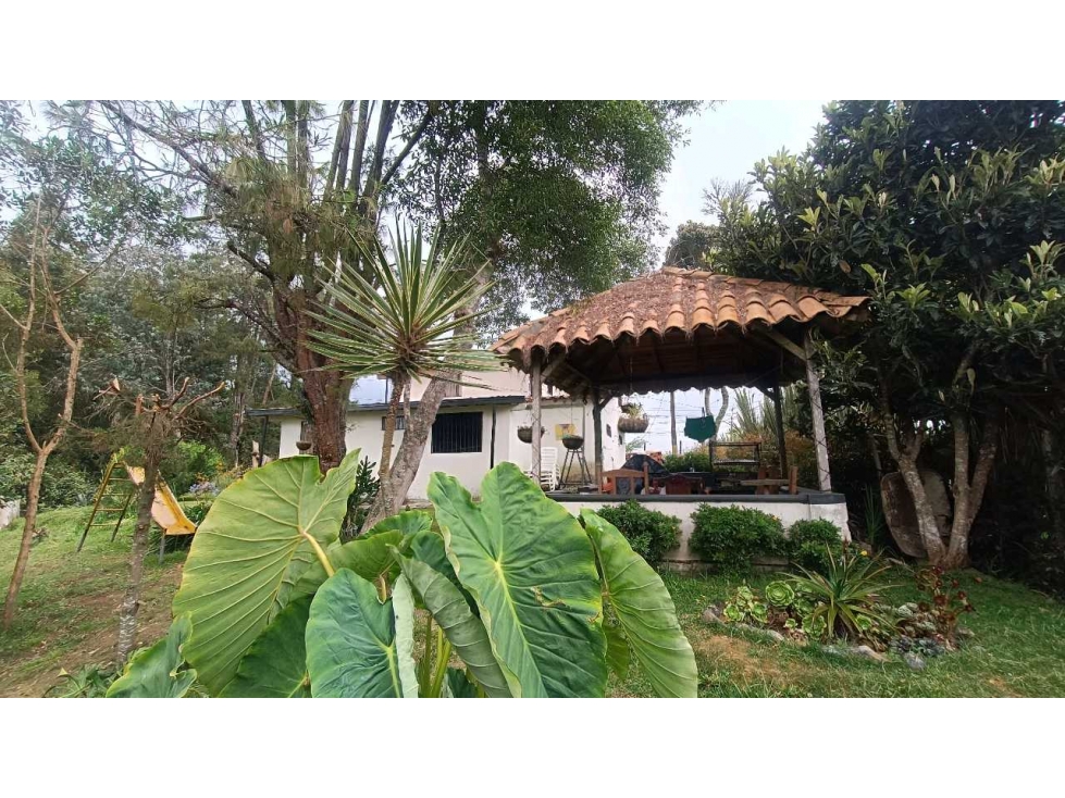 Edificio con 10 apartamentos y Casa en Santa Elena Piedra Gorda