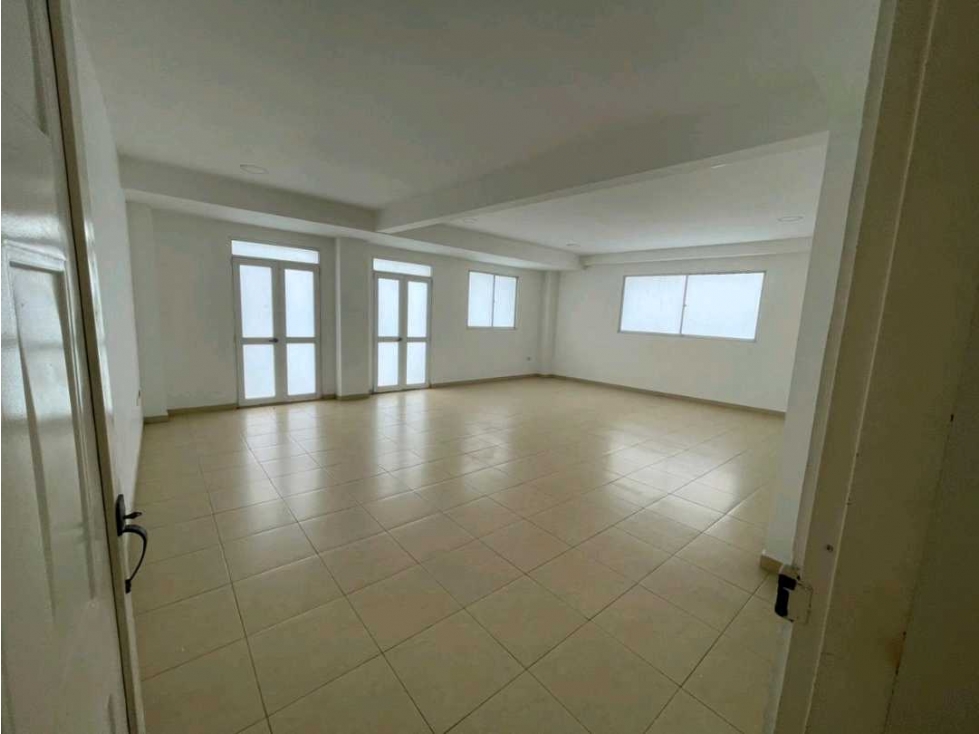 Edificio de 3 pisos ideal para oficinas empresariales, instituciones - 3