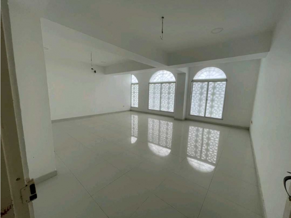 Edificio de 3 pisos ideal para oficinas empresariales, instituciones - 5
