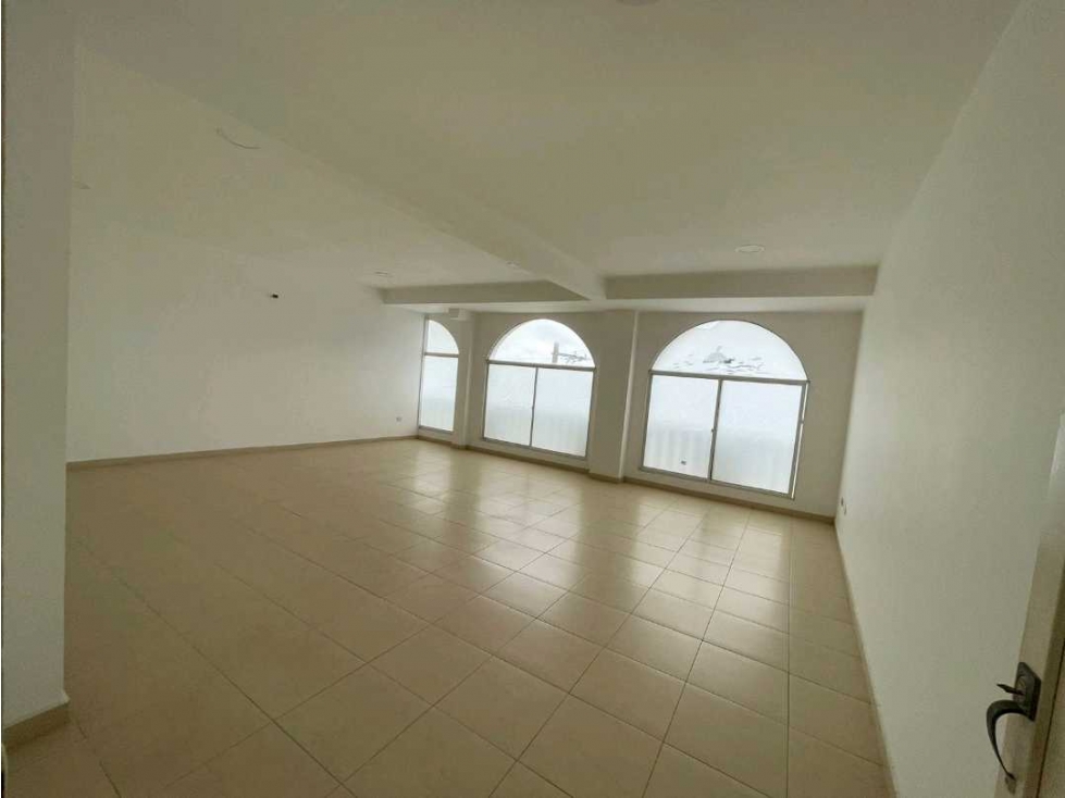 Edificio de 3 pisos ideal para oficinas empresariales, instituciones - 6