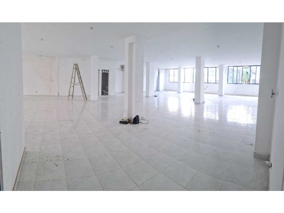 ¡OPORTUNIDAD! Edificio 6 pisos y 2.200 m2 en Centro de Buenaventura - 1
