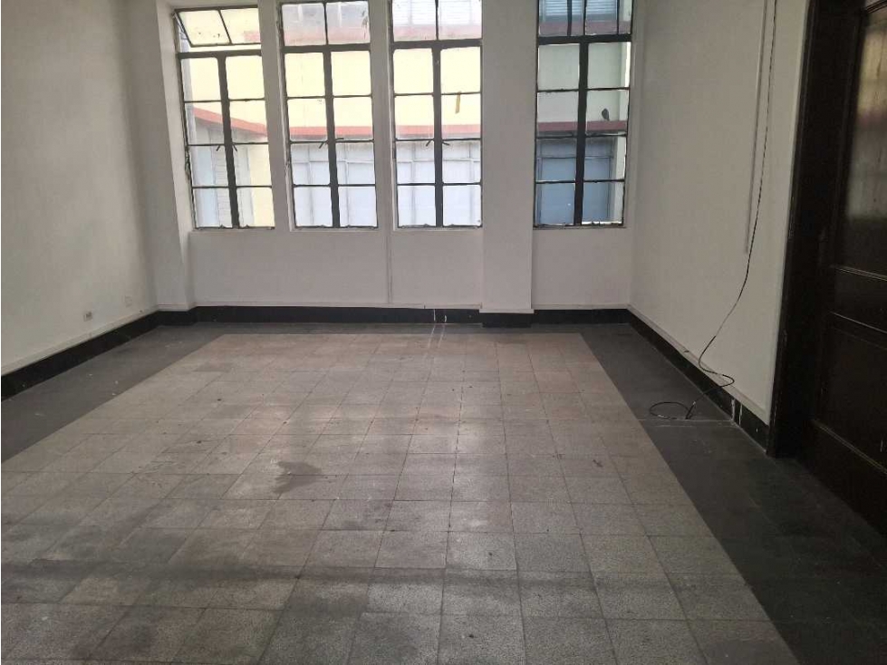 EDIFICIO EN VENTA CON LOCALES, ALMACENES Y OFICINAS CENTRO MEDELLIN