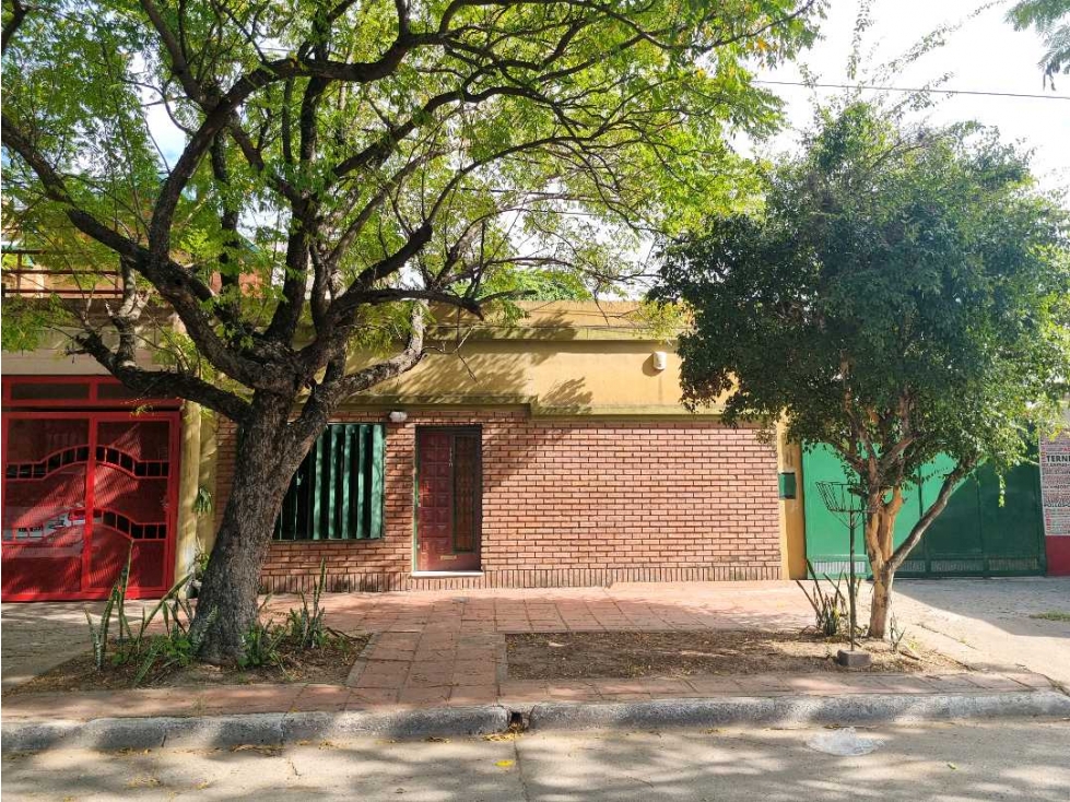 Casa y galpón sobre Av. Belgrano! - 2