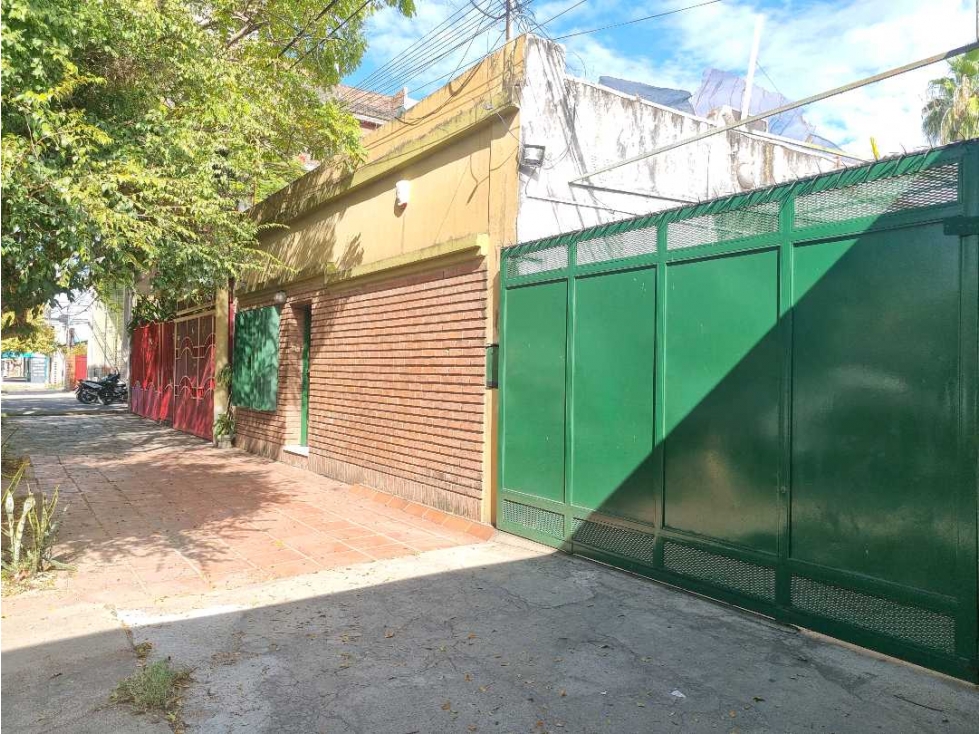 Casa y galpón sobre Av. Belgrano! - 1