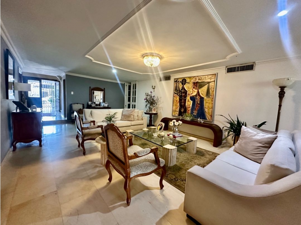 ELEGANTE Y AMPLIA CASA UBICADA BARRIO EL GOLF