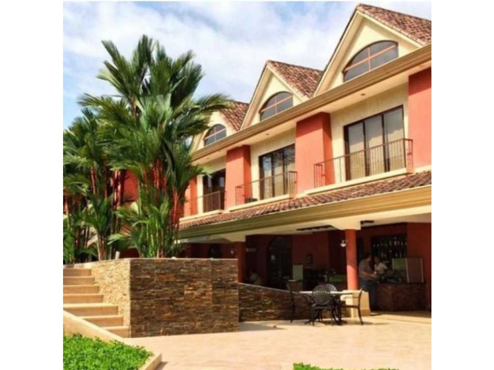 EMBASSY CLUB. GARDEN CON JARDIN . AMOBLADO
