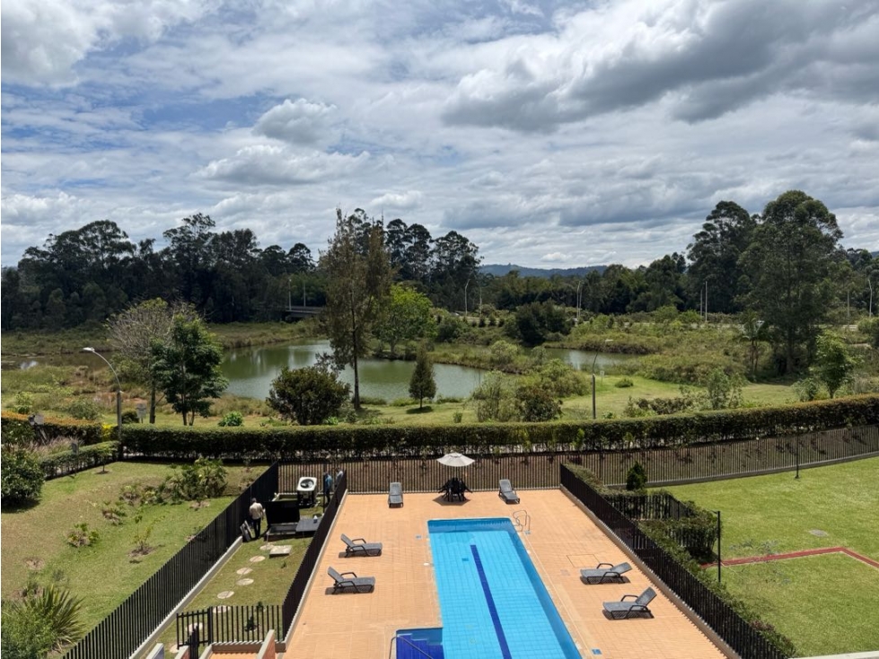 En arriendo apartamento en Rionegro con terraza y vista a un lago