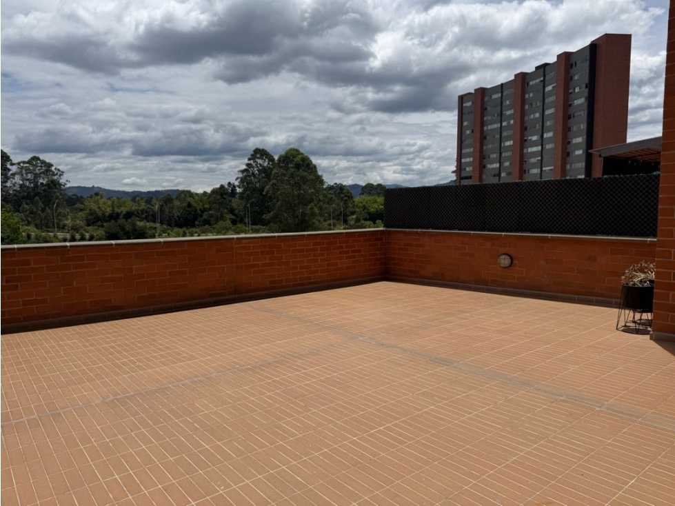 En arriendo apartamento en Rionegro con terraza y vista a un lago — foto 2