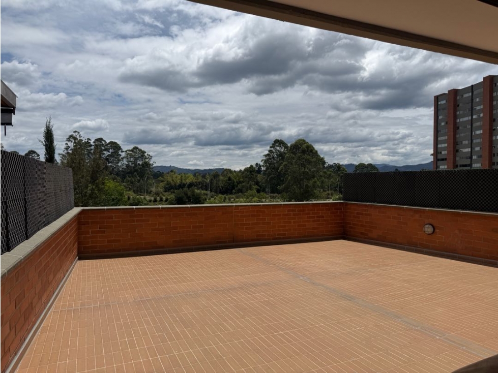 En arriendo apartamento en Rionegro con terraza y vista a un lago — foto 3