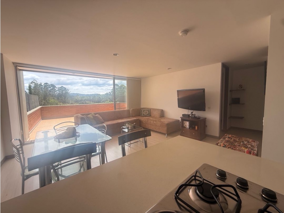 En arriendo apartamento en Rionegro con terraza y vista a un lago — foto 5