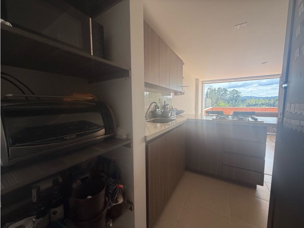 En arriendo apartamento en Rionegro con terraza y vista a un lago — foto 6