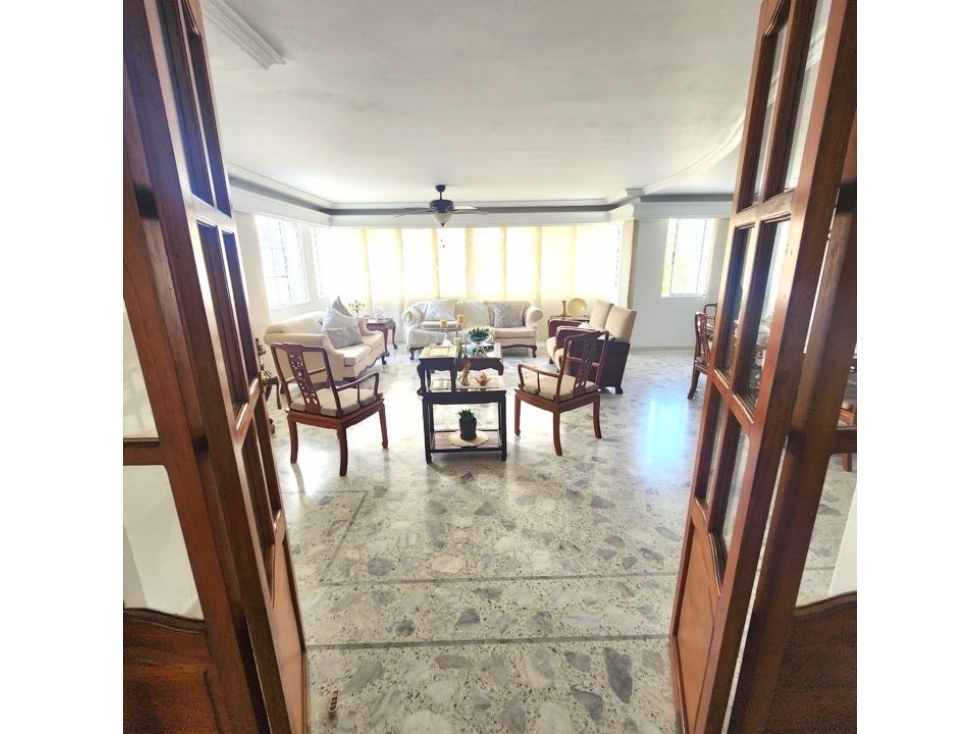 En manga vendo casa de 4 niveles a pocos pasos d la Bahía . — foto 3