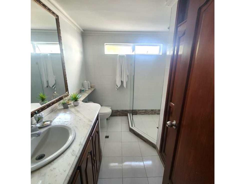 En manga vendo casa de 4 niveles a pocos pasos d la Bahía . — foto 5