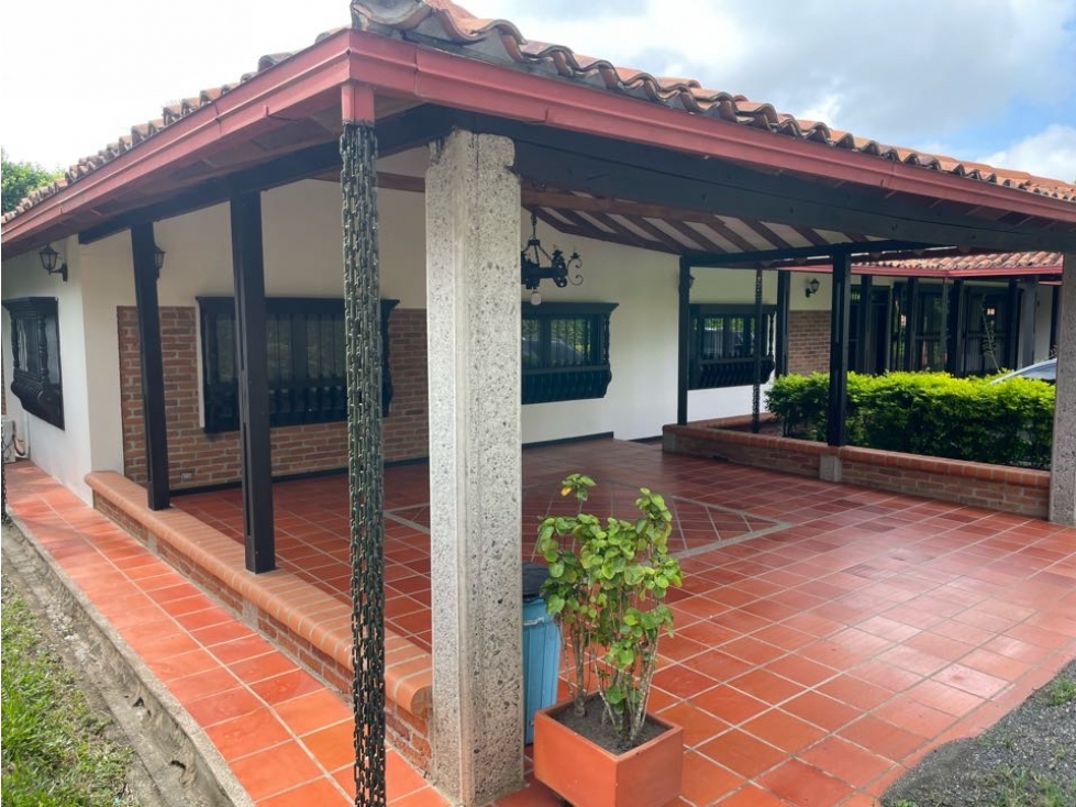 EN VENDE ACOGEDORA CASA CAMPESTRE AMOBLADA CON ARQUITECTURA RÚSTICA