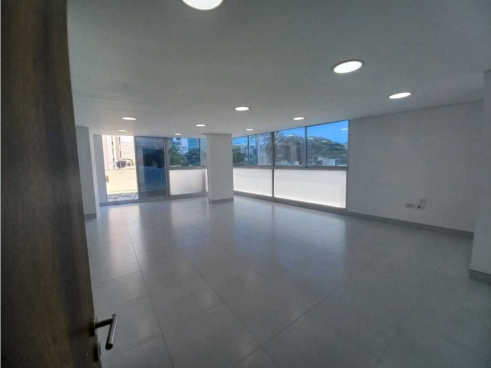 En Venta/Arriendo amplia oficina en sector Bellavista Santa Marta - 1