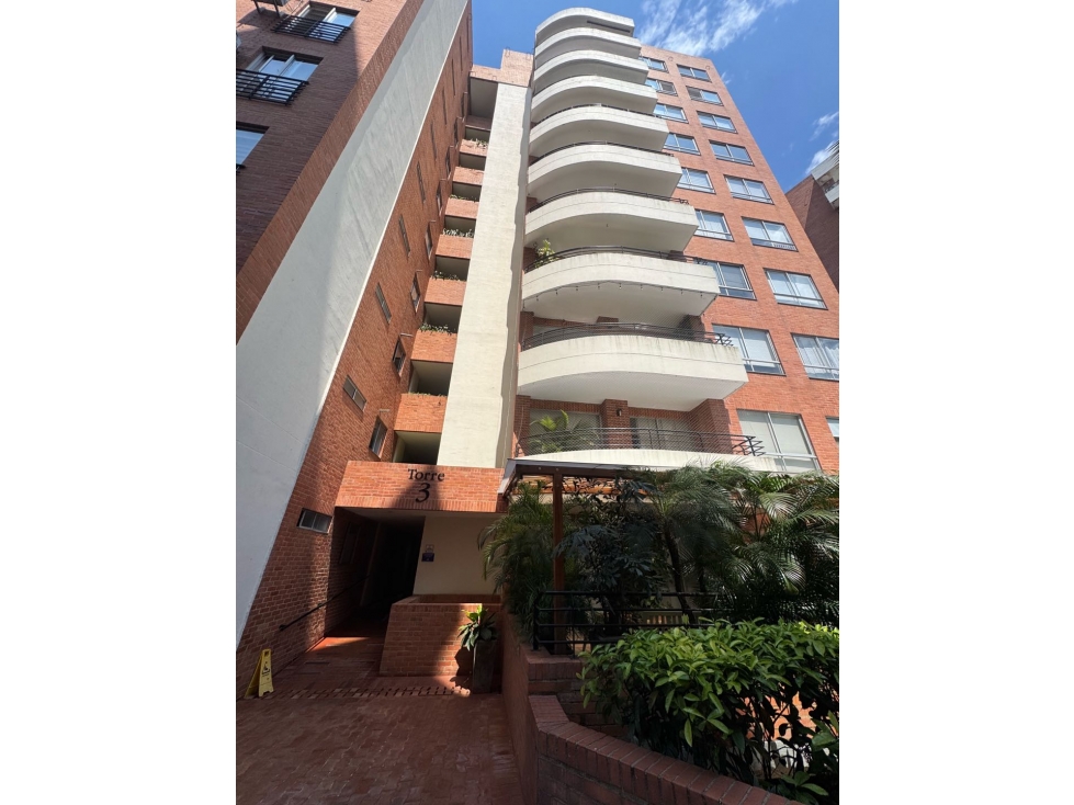 EN VENTA APARTAMENTO EN CRISTALES CON VISTA EXTERIOR