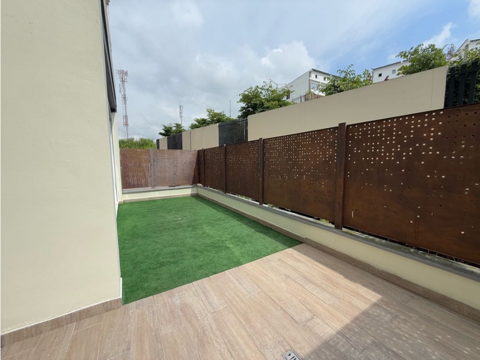 En venta apartamento para estrenar con patio en La Quinta Club House