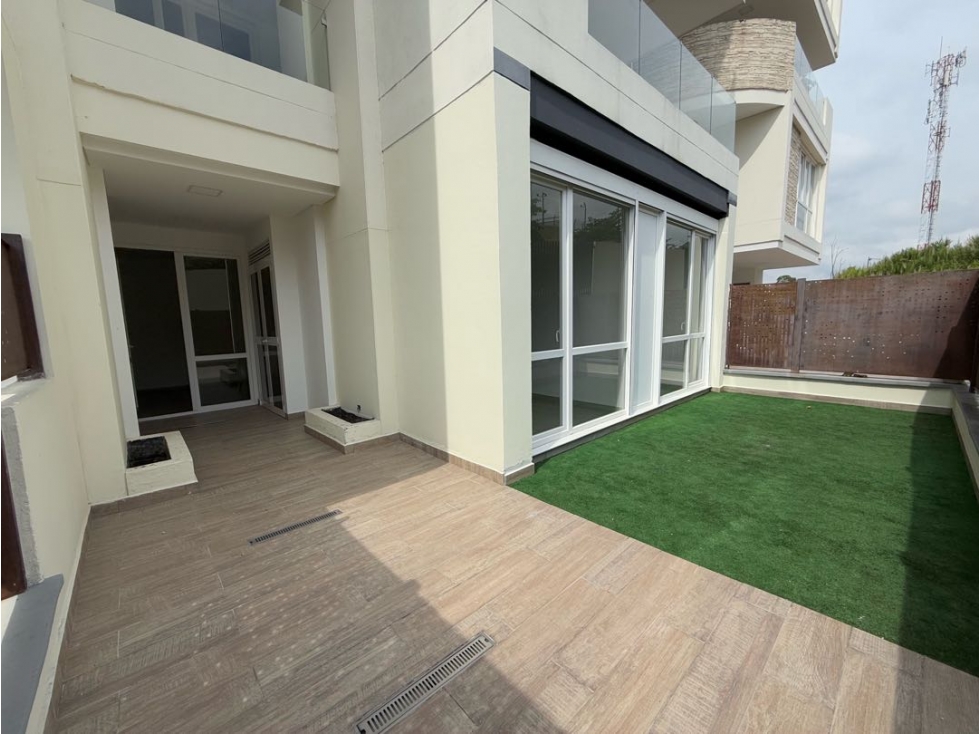 En venta apartamento para estrenar con patio en La Quinta Club House — foto 2