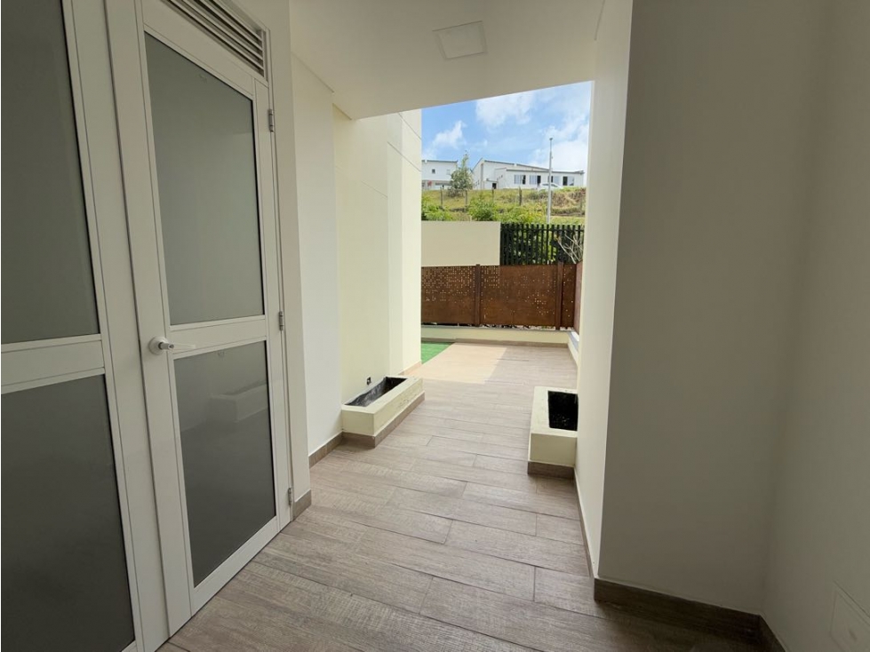 En venta apartamento para estrenar con patio en La Quinta Club House — foto 6