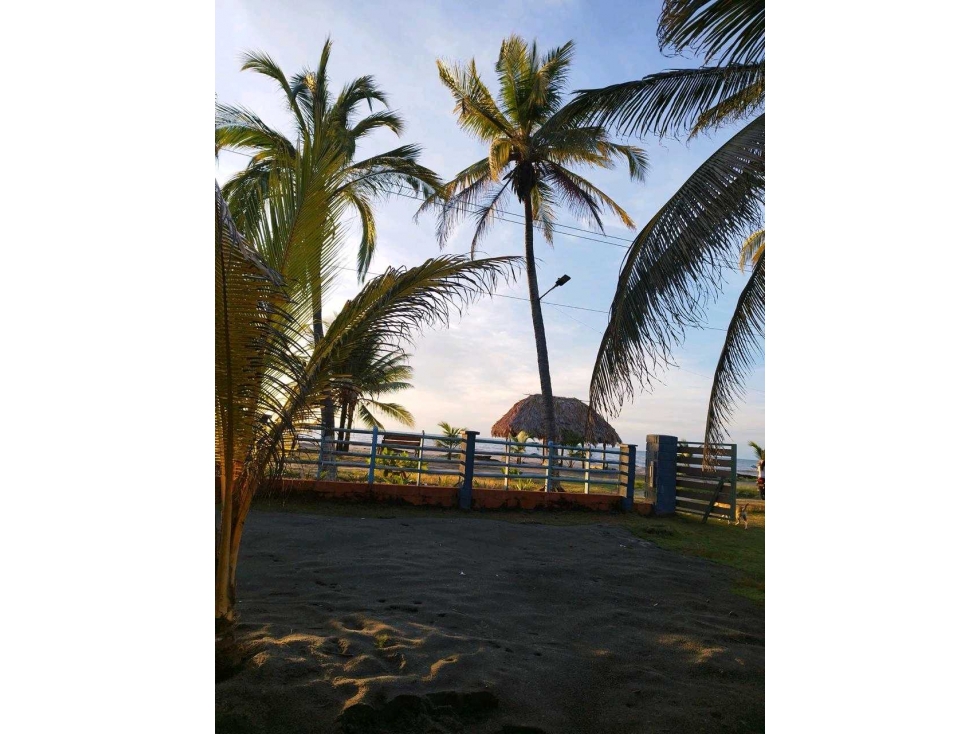 EN VENTA CABAÑA FRENTE AL MAR EN MOÑITOS CORDOBA - 1