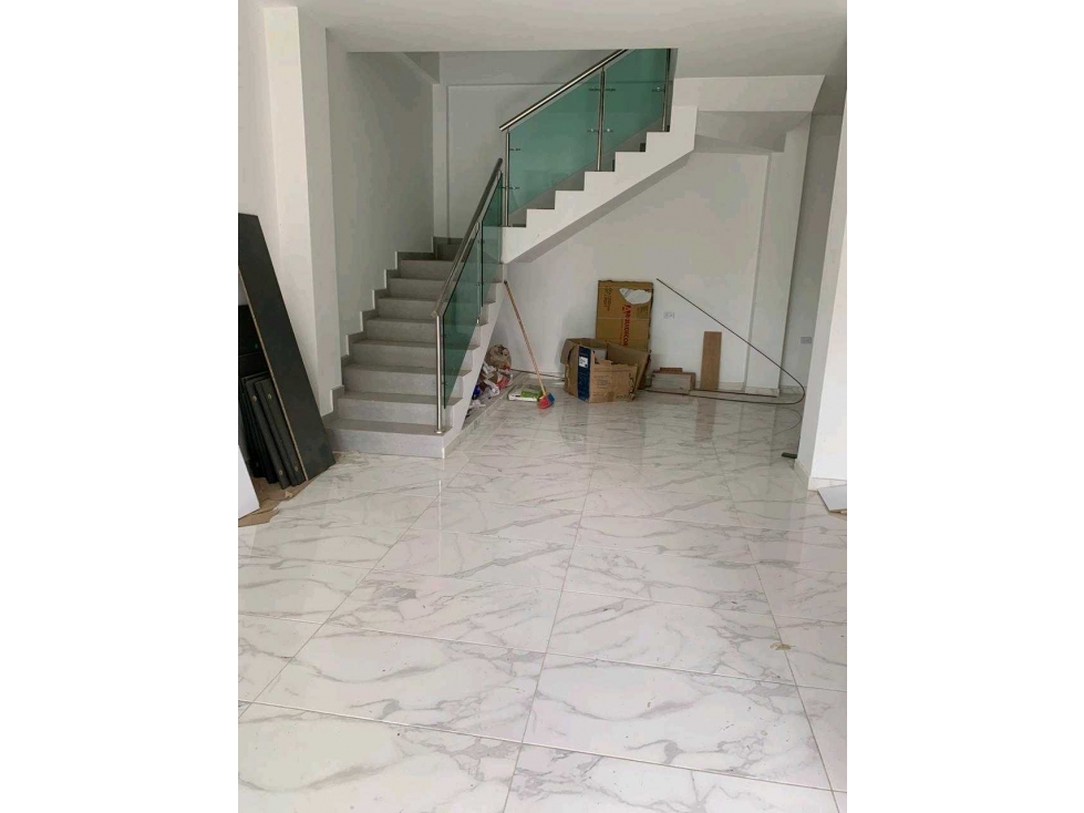 EN VENTA Casa Bifamiliar Medianera de 3 pisos