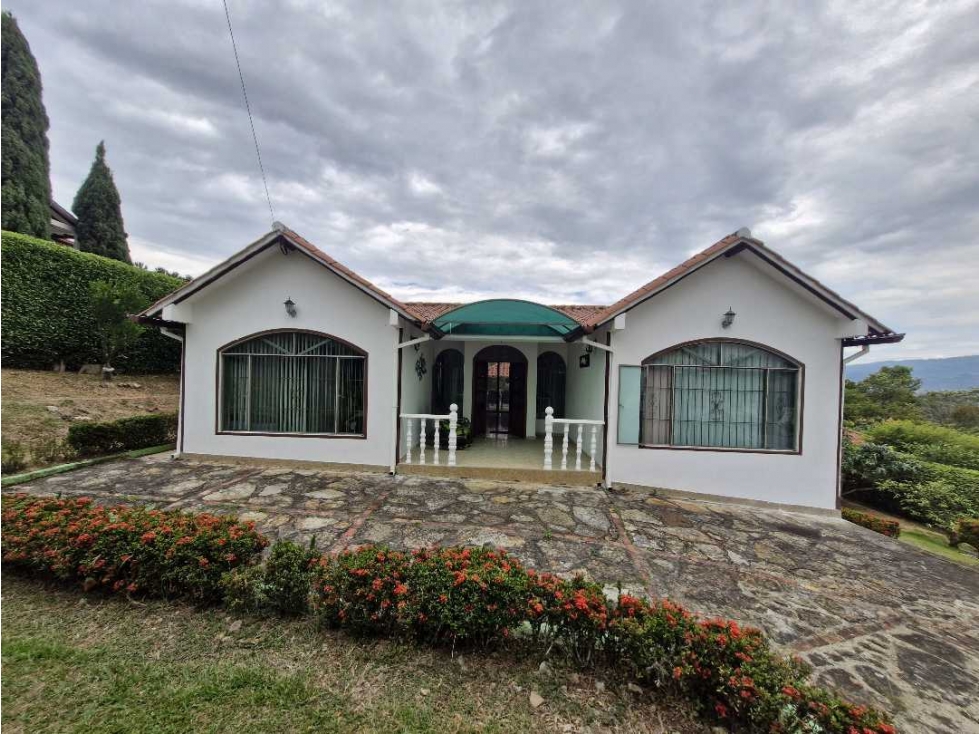 En Venta Casa Campestre 1.000 m2 en Conjunto con Piscina $680 millones
