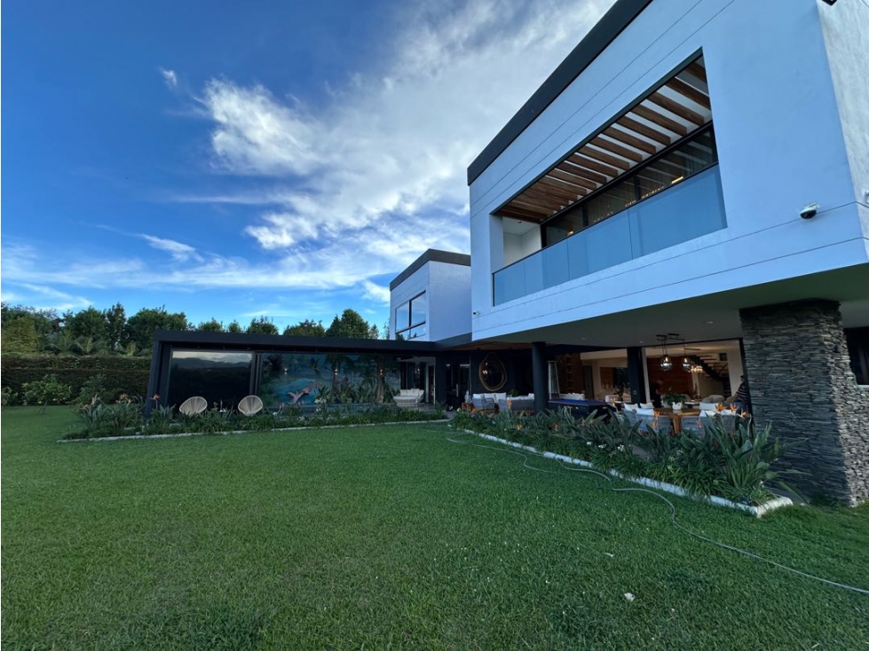 En venta casa campestre con piscina-Llanogrande