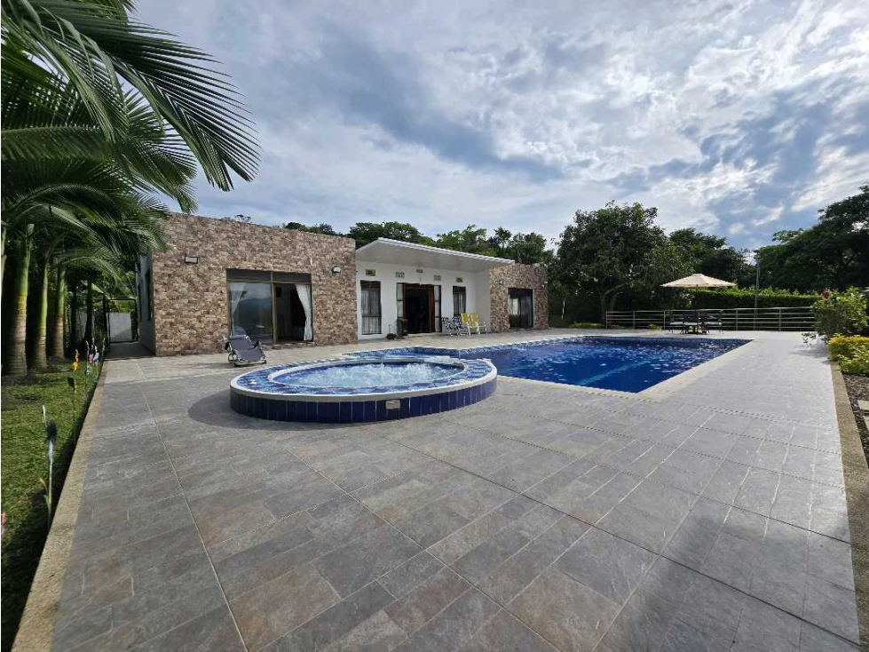 En Venta Casa Campestre con Piscina y Jacuzzi 2.000 m2 en Conjunto