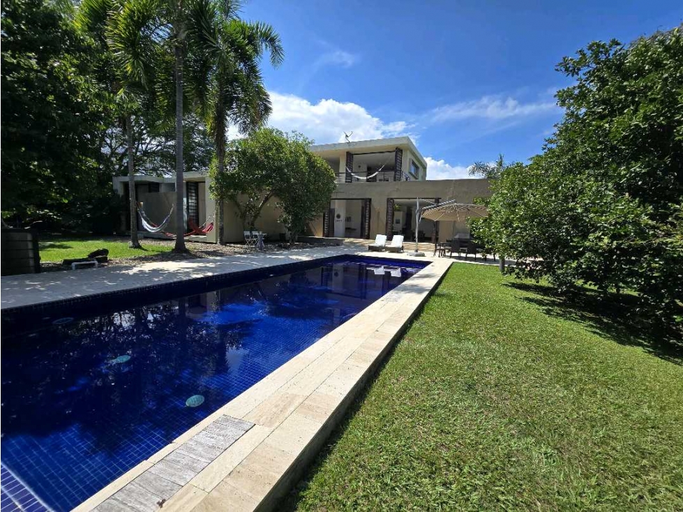 En Venta Casa Campestre con Piscina en Conjunto Cerrado 2.500 m2