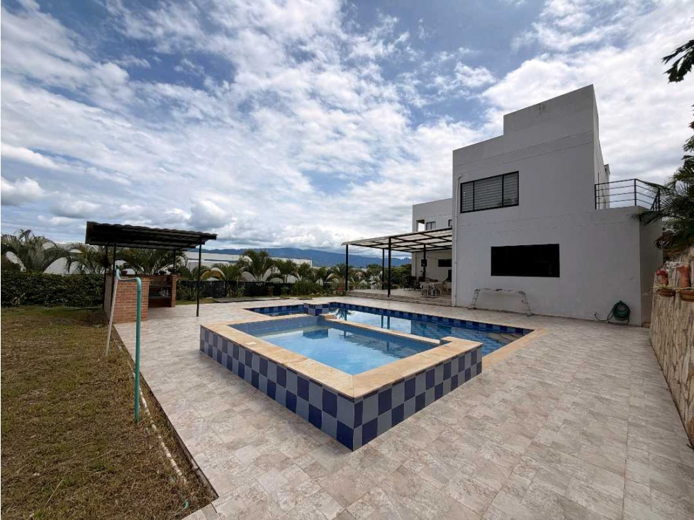 En Venta Casa Campestre con Piscina 2.000 m2 en Conjunto Cerrado