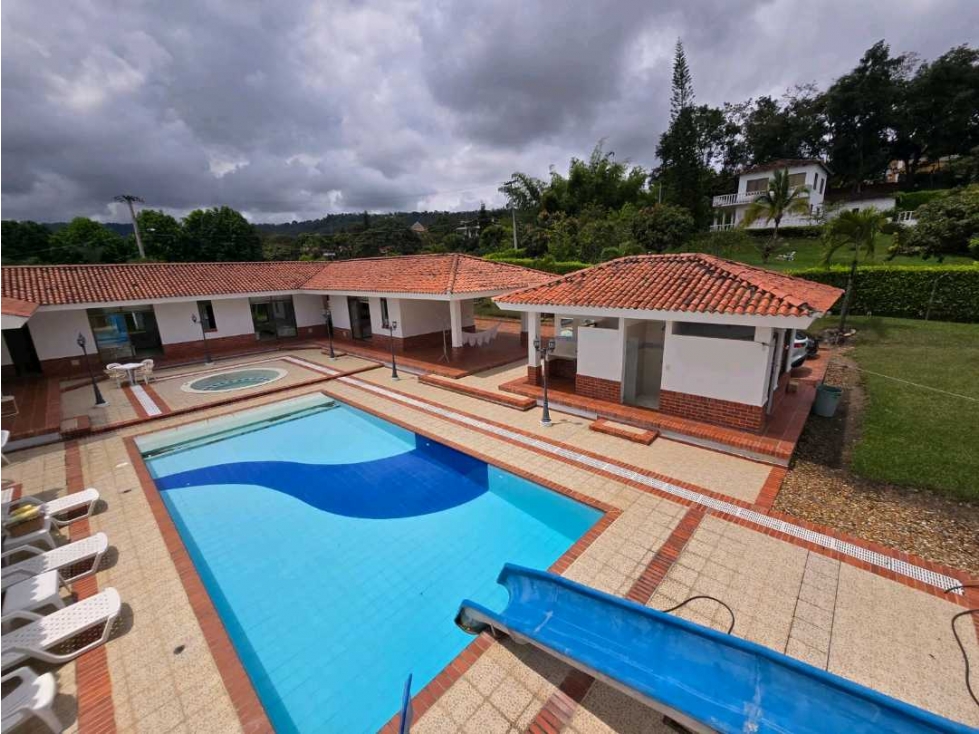 En Venta Casa Campestre con piscina 2.918 m2, Conjunto La Mesa Cund.